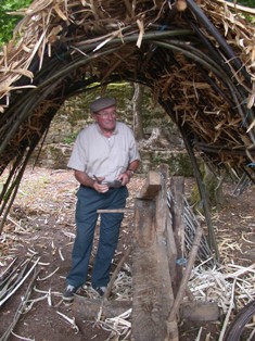 Le feuillardier est  le mtier qui consiste  effil les jeunes pousses de chataignier dordogne gite de france sarlat